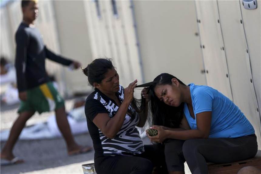 Brasilien will venezolanische Flüchtlinge im Land verteilen Eine Migrantin frisiert eine Freundin im Flüchtlingslager „Abrigo Rondon 1“. Das Lager kann 600 Menschen beherbergen. Foto: Marcelo Camargo/Agencia Brazil