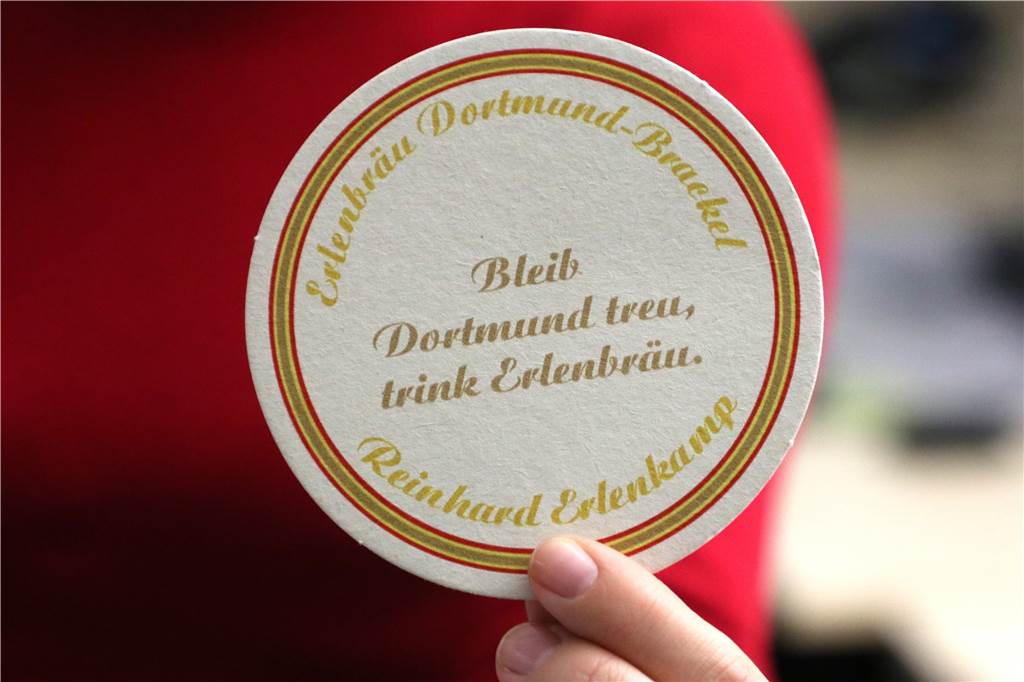 Dortmunder (67) braut eigenes Bier auf 13 Quadratmetern Eine Mikrobrauerei braucht natürlich eigene Bierdeckel. Mehrere Hundert davon ließ Reinhard Erlenkamp anfertigen.