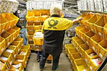 Eine Mitarbeiterin der Deutschen Post sortiert Großbriefe im Briefzentrum in Leipzig. Foto: Jan Woitas/Archiv