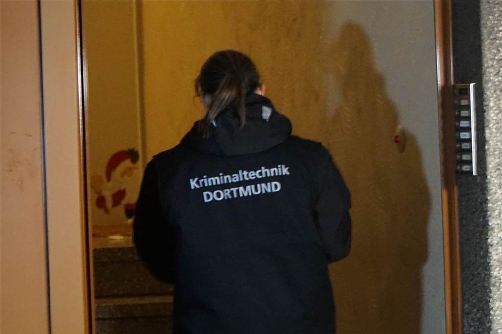 Tötungsdelikt in Eving: Polizeieinsatz in Mehrfamilienhaus – Blut im Treppenhaus Eine Mitarbeiterin der Kriminaltechnik Dortmund betritt den Hausflur des Mehrfamilienhauses, in dem eine Frau getötet wurde.