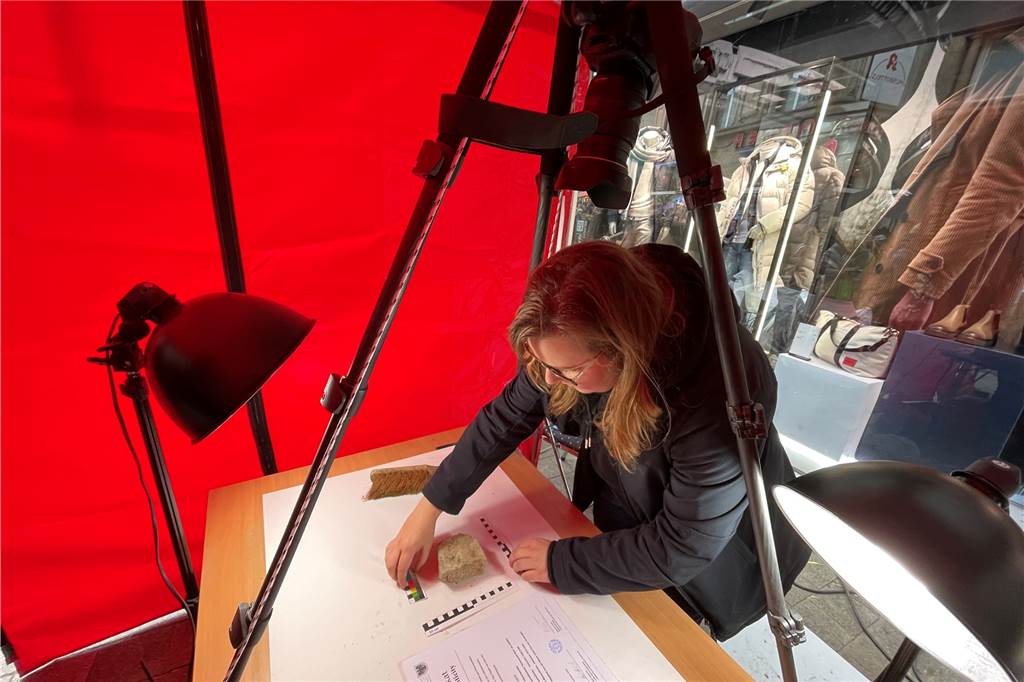 Dortmunder warten Stunden, um sich ein Stück Stadtgeschichte zu sichern Eine Mitarbeiterin fotografiert die Steine, damit sie katalogisiert werden können und stellt ein Echtheitszertifikat aus.