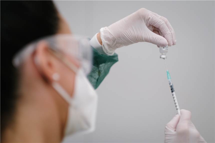 Warum mit dem Aus der Priorisierung nicht das Warten auf einen Impftermin endet Eine Mitarbeiterin im Gesundheitswesen zieht in einem Impfzentrum eine Spritze mit dem Covid-19 Impfstoff Comirnaty des Herstellers BionTech Pfizer auf.
