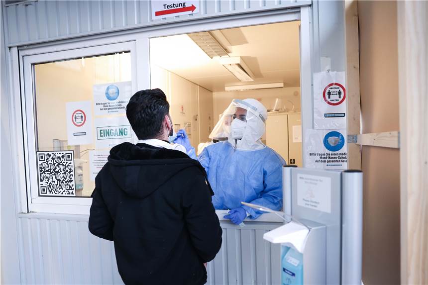 Jeder achte Deutsche hatte Corona: Gesamtzahl der Infektionen übersteigt zehn Millionen Eine Mitarbeiterin macht einen Corona-Schnelltest bei einem Mann an einer Teststation auf dem Gelände einer Tankstelle.