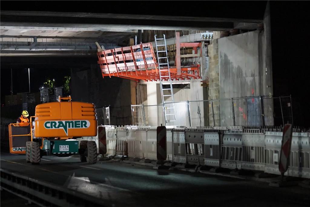 Viele Fotos: Kran-Kraftakt an der A1 in Kamen erfolgreich: Neue Brücke liegt an ihrem Platz