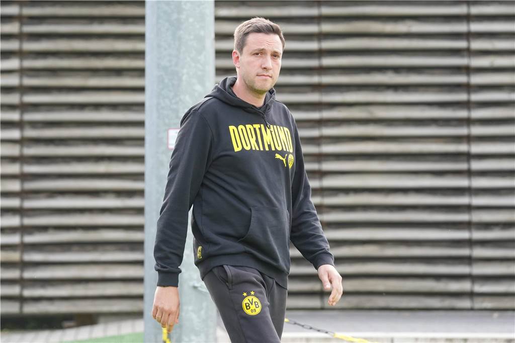 BVB-Abschied von Mike Tullberg rückt näher: Gehalt Marco Lehmann blickt zur Seite.