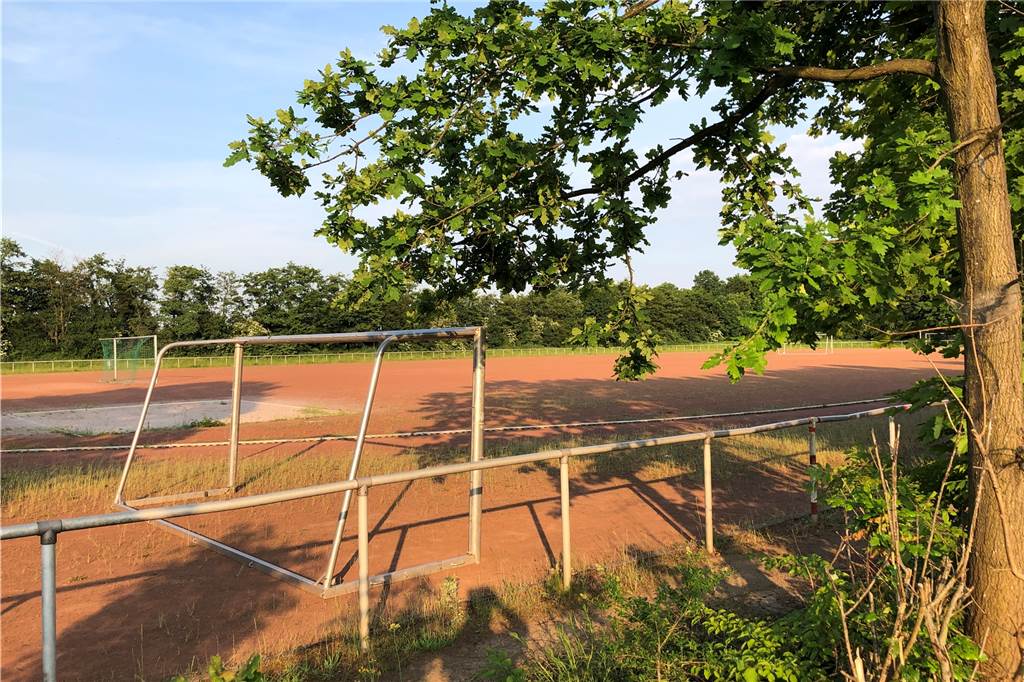 Nachbarn wehren sich gegen Baupläne eines Dortmunder Fußballvereins Eine mögliche Alternative wäre vielleicht der alte Sportplatz hinter der Geschwister-Scholl-Gesamtschule. Natürlich müsste er einen Kunstrasenbelag bekommen