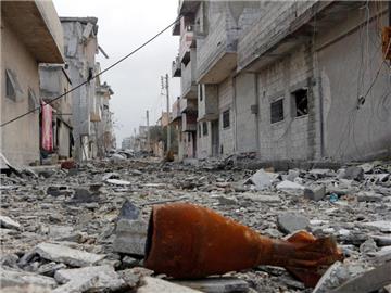 Eine Mörsergranate liegt in Kobane zwischen den Trümmern. Foto: Antonio Pampliega