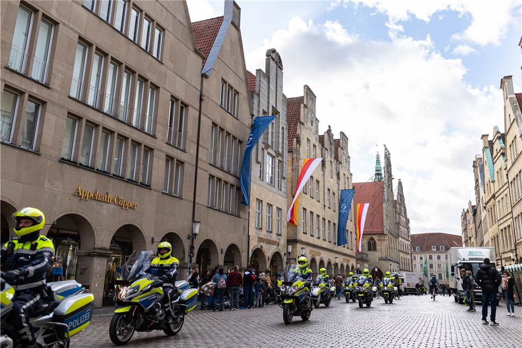 G7-Treffen in Münster: Scharfschützen, Demos, große Politik Eine Motorradstaffel der Polizei fährt über den Prinzipalmarkt in Münster, wo sich die Teilnehmer der G7 treffen.