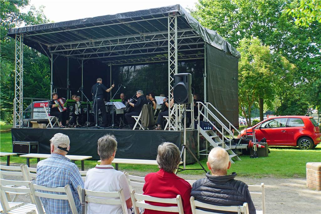 Kurkonzert Werne: Tolles Wetter, schöne Musik, wenig Zuhörer Eine musikalische Weltreise bot das Akkordeon-Orchester Lünen beim Kurkonzert am Sonntag, 19. Juni, am Gradierwerk in Werne.