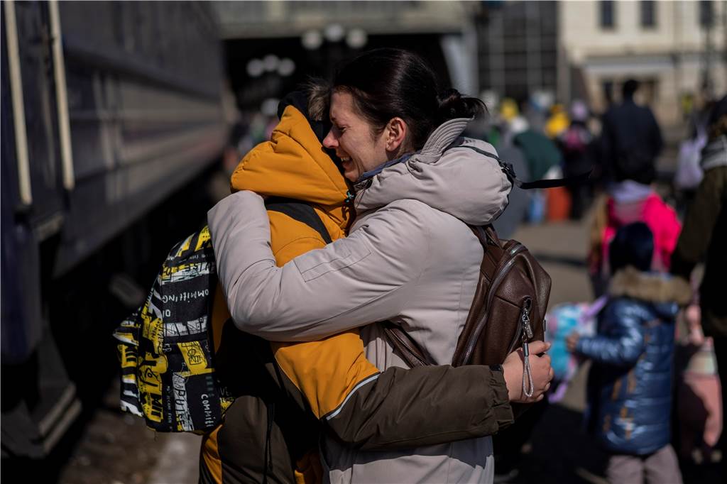 Die Hölle von Mariupol: So katastrophal ist die Lage in der einst stolzen Hafenmetropole Eine Mutter umarmt ihren Sohn, der aus der belagerten Stadt Mariupol geflohen ist, und am Bahnhof in Lemberg in der Westukraine ankommt.