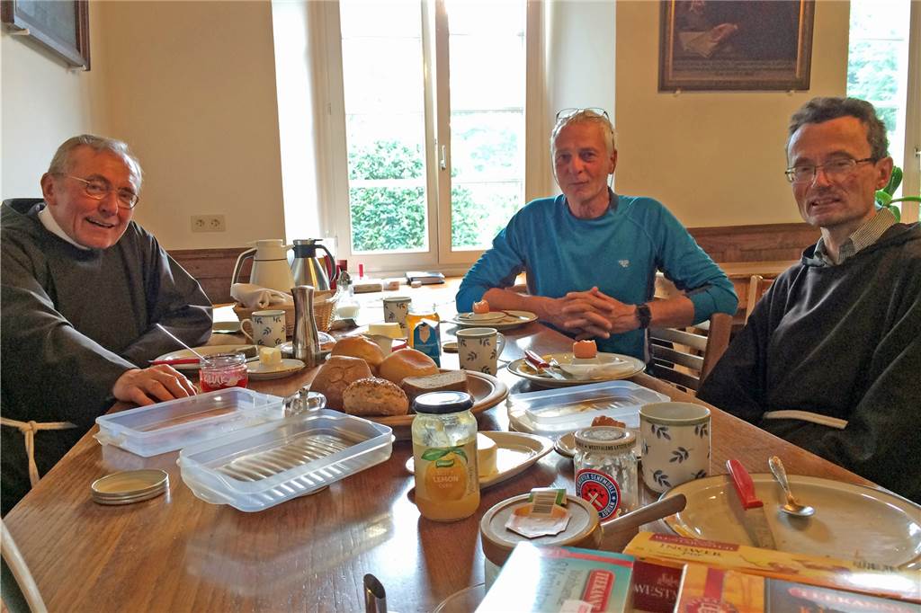 Auf dem Jakobsweg in Werne: Einmal als Pilger im Kapuzinerkloster schlafen Eine Nacht im Kapuzinerkloster in Werne: Pater Gisbert Schütte (l.) und Guardian Romuald Hülsken (r.) nahmen Pilger Andreas Tielitz für eine Nacht im Kloster auf. Am Früchstückstisch tauschten sich die Männer im Juni 2018 rege aus.
