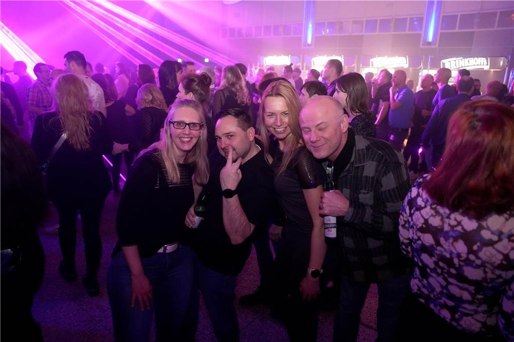 Eine Nacht voller Musik und Tanz: Auf vier Dancefloors feierten viele Gäste bei Suberg's Ü30 Party in den Westfalenhallen.