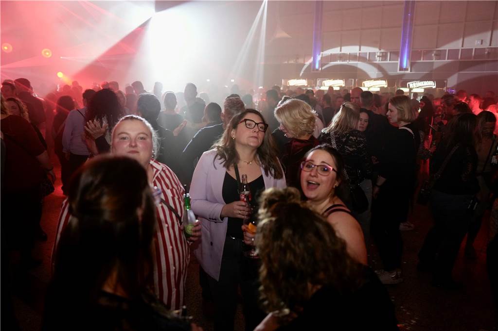 Eine Nacht voller Musik und Tanz: Auf vier Dancefloors feierten viele Gäste bei Suberg's Ü30 Party in den Westfalenhallen.