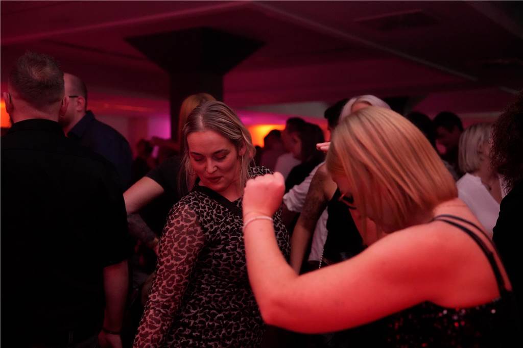 Eine Nacht voller Musik und Tanz: Auf vier Dancefloors feierten viele Gäste bei Suberg's Ü30 Party in den Westfalenhallen.