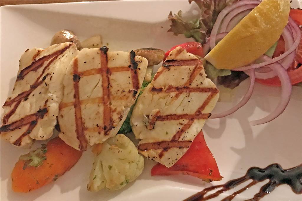 Fisch, Fleisch und göttliches Tiramisu auch ohne den Göttervater Eine neue Begegnung: griechischer Käse vom Grill mit Gemüse.