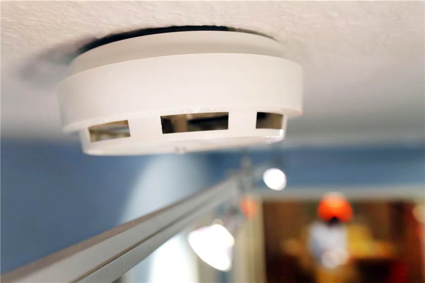 Eine neue Betrugsmasche: Angebliche Feuerwehrleute behaupten, die Rauchmelder kontrollieren zu müssen, wollen aber nur in die Wohnung gelangen.