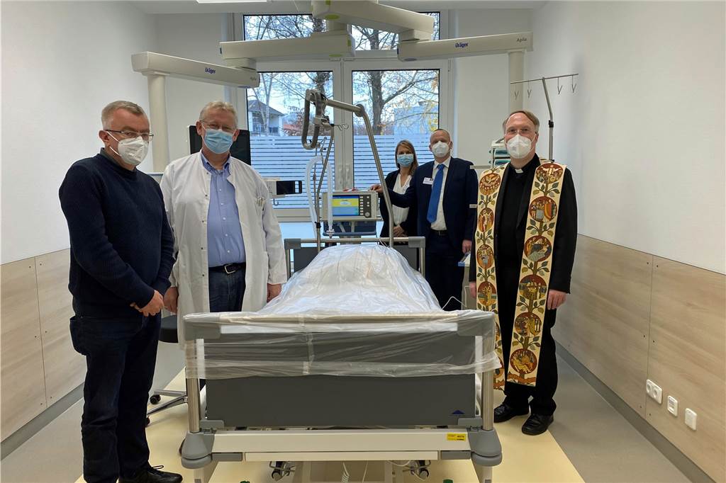 Rochus-Hospital: Mitarbeiter sind fast alle durchgeimpft und geboostert Eine neue Intensivstation im Rochus-Hospital wird am 9.12.2021 eröffnet. Pastor Christoph Gundermann segnete die Betten.