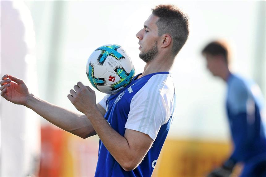 Königsblauer Konkurrenzkampf um die Positionen Eine neues Gesicht auf Schalke: Der 22 Jahre alte Kroate Marko Pjaca, Leihgabe des italienischen Meisters Juventus Turin, kann in der Offensive auf fast jeder Position eingesetzt werden und heizt den Konkurrenzkampf an.