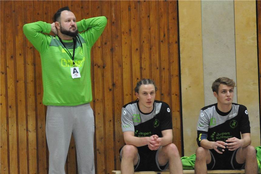HSG Rauxel belohnt sich zum Saisonauftakt in Erkenschwick nicht mit Sieg Eine Niederlage seiner Mannschaft musste sich am ersten Landesliga-Spieltag Sebastian Clausen, Trainer der HSG Rauxel-Schwerin, anschauen.