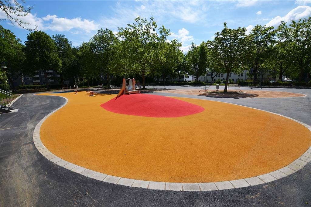Wunsch zum Jubiläum: Neuer Schulhof sorgt für traumhafte Pausen Eine nierenförmige Hartgummifläche mit Spielgeräten lädt vor allem die jüngeren Schüler in den Pausen zum Toben ein.