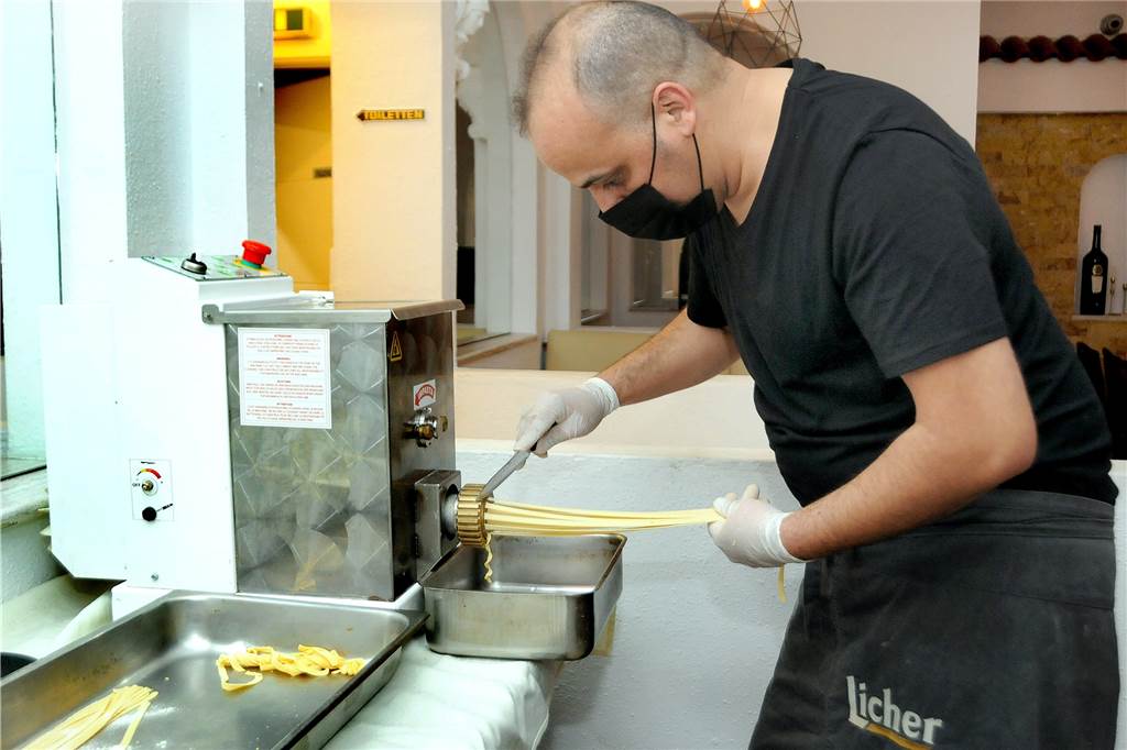 Wie in Italien: So macht das Il Ritrovo am Schwerter Bahnhof seine Nudeln selbst Eine Nudelmaschine aus Italien hat Mo Khiara für sein Restaurant Il Ritrovo angeschafft, um alle Pasta selbst herstellen zu können.