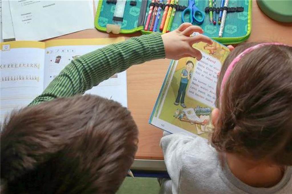 Fördergelder für Heek: Zentrale Grundschule oder zwei Standorte? Grundschulkinder lernen an einem Tisch