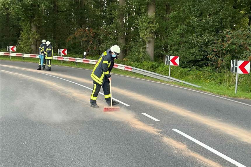 Defekter Bus zieht eine Ölspur von Stadtlohn bis nach Vreden Eine Ölspur zog sich von Stadtlohn bis nach Vreden - hier die Feuerwehr den Aufräumarbeiten in de "S-Kurve".