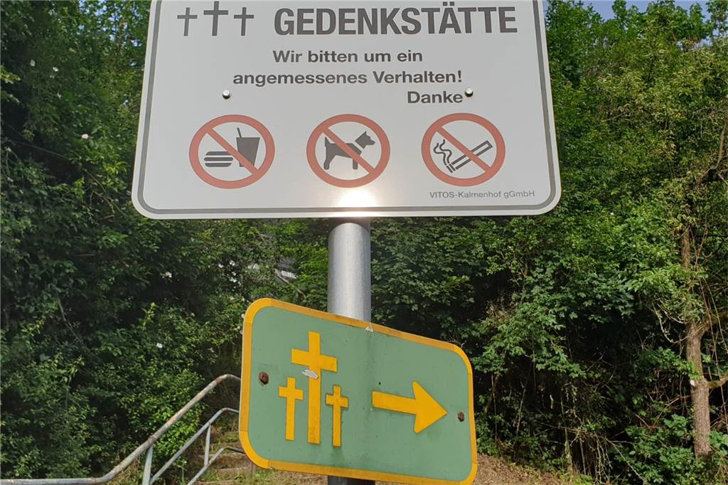 Eine örtliche Bürgerinitiative möchte das gesamte Areal samt „Kalmenhof“ perspektivisch in eine Gedenkstätte umwandeln.