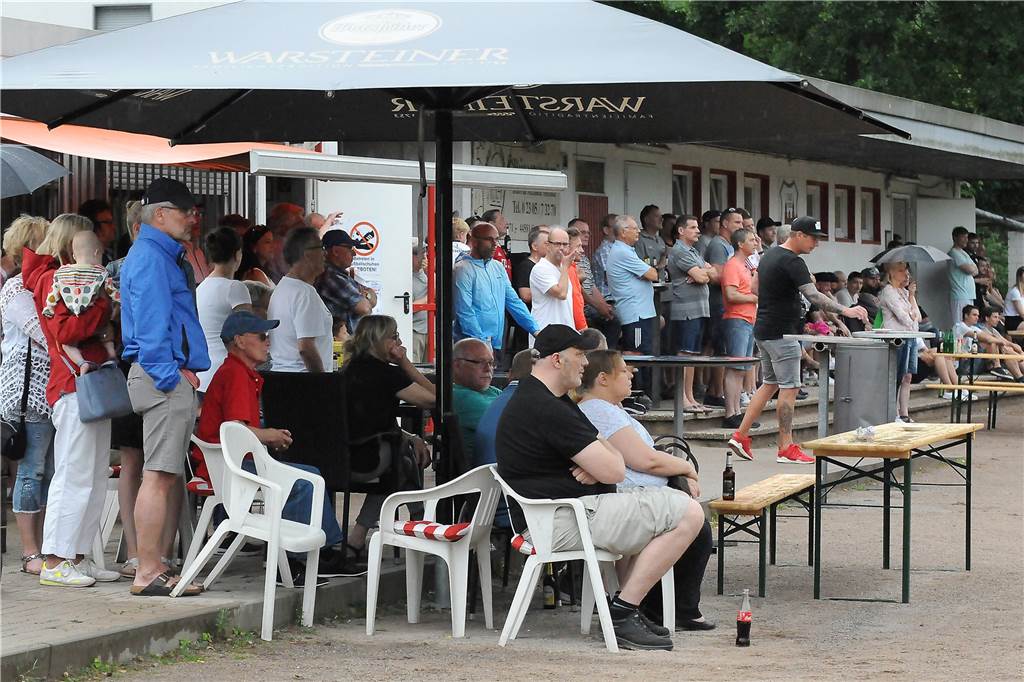Ein Castrop-Rauxeler Club traut sich als Erster eine Jahreshauptversammlung zu Eine Open-Air-Veranstaltung wird vor dem Clubheim und der Umkleidekabine die Jahreshauptversammlung beim TuS Henrichenburg an der Lambertstraße.