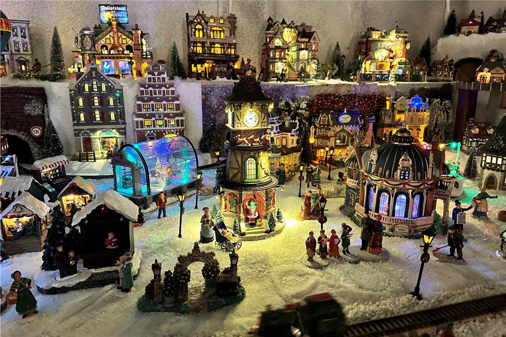 Weihnachtsverrücktes Ehepaar baut Miniaturwelt in altem Hühnerstall Eine Orangerie, ein Ballsaal und ein Nikolausturm sind in diesem Jahr auf der zwölf Quadratmeter großen Ausstellungsfläche neu hinzugekommen.