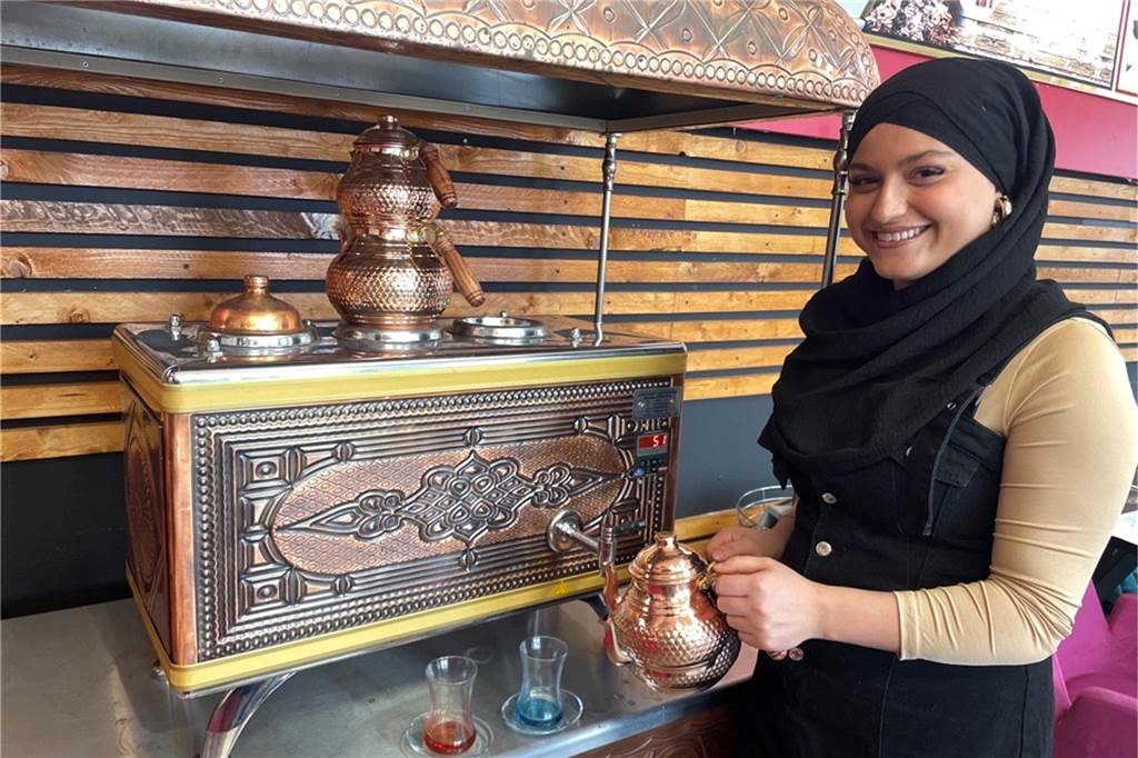 Eine Original-Teemaschine darf in einer türkischen Bäckerei nicht fehlen.