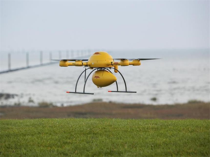 DHL zufrieden mit Paketdrohnen-Flügen nach Juist Eine Paketdrohne der Deutschen Post während eines Flugtests bei Norddeich in Niedersachsen. Foto: Nikolai Wolff/Fotoetage