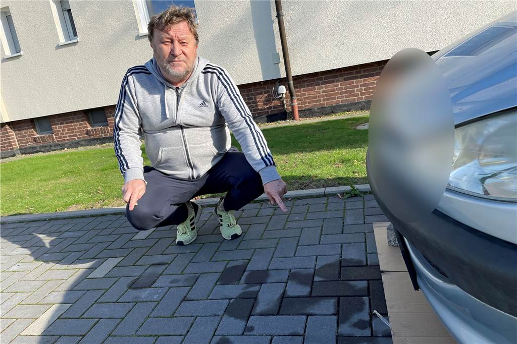 Am Ostkamp: Nachbar regt sich über auslaufendes Motoröl auf Anwohner Boguslaw Pilarski zeigt auf Ölflecken auf einem Parkplatz.