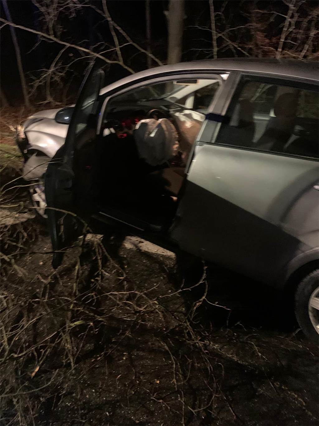 Eine Person ist bei einem Unfall auf der L608 leicht verletzt worden, als ein Pkw in einen umgestürzten Baum hineinfuhr.