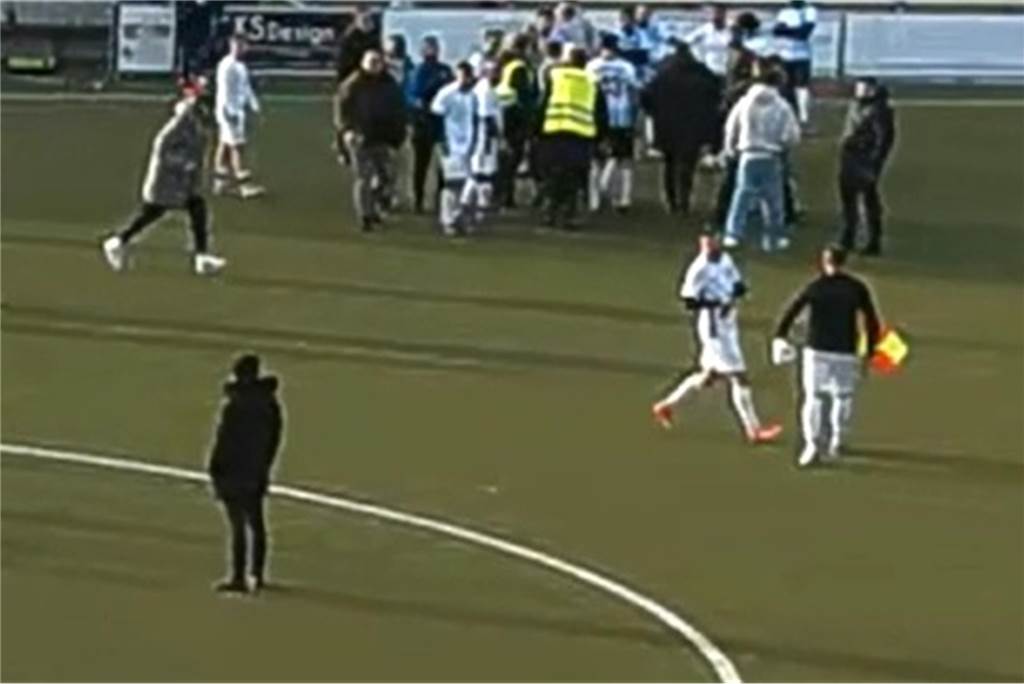 Schläge, Tritte und Polizei bei Dortmunder Kreisliga-Spiel: Linienrichter-Fahne als Waffe Eine Person, mutmaßlich ein Spieler der SF Hafenwiese, lief mit einer Linienrichter-Fahne aufs Spielfeld.