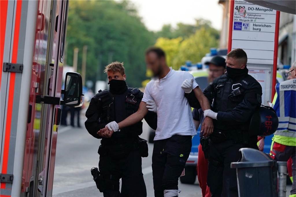 Breilmann bringt Castrop-Rauxel auf die Tagesordnung im Bundestags-Ausschuss Eine Person wird am 15.6.2023 gegen 19.30 Uhr von der Polizei aus dem Wohnhaus an der Wartburgstraße abgeführt, in dem es zwei Tage zuvor eine erste Schlägerei mit Verletzten gegeben hatte, und in einen Rettungswagen gebracht.
