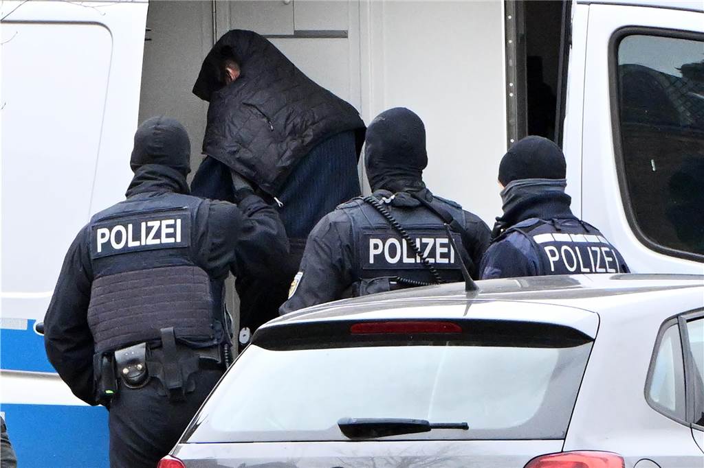 Mutmaßliche Hamas-Mitglieder in Berlin festgenommen: Anschlagspläne auf jüdische Einrichtungen Eine Person wird von Polizisten bei einem Hubschrauberlandeplatz von einem Hubschrauber zu einem Auto geführt. Die Bundesanwaltschaft hatte am 14.12.2023 in Berlin und im niederländischen Rotterdam vier mutmaßliche Mitglieder der islamistischen Hamas festnehmen lassen. Den Beschuldigten wird die Mitgliedschaft in einer ausländischen terroristischen Vereinigung vorgeworfen. Dazu finden beim Bundesgerichtshof (BGH) Haftprüfungen statt.