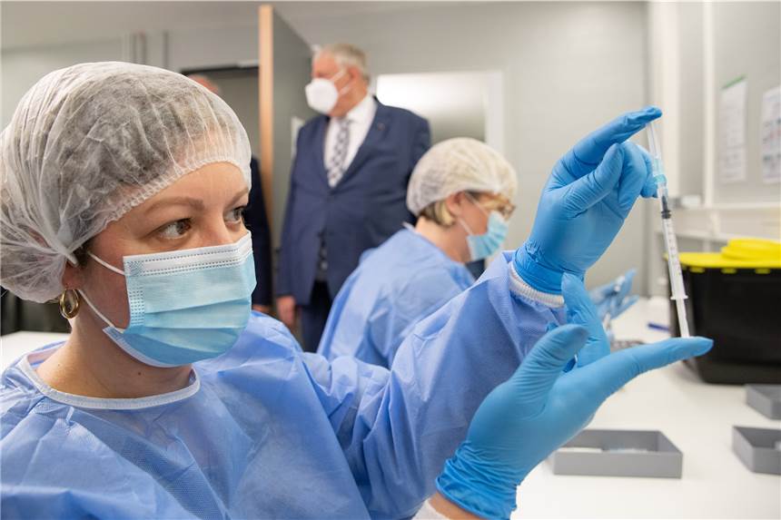 Inzidenz in Dortmund wohl unter 50 Eine Pharmazeutisch-technische Assistentin (PTA) hält in der Apotheke eines Impfzentrums eine Spritze mit Impfstoff in der Hand.