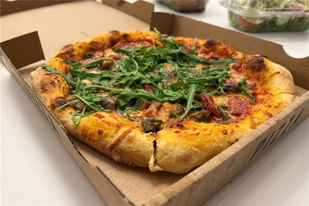 Preiswert und gut in der Altstadt essen – der große Test Eine Pizza mit Rucola, bei der Prima Fila gibt es echtes italienisches Flair zu kleinen Preisen.