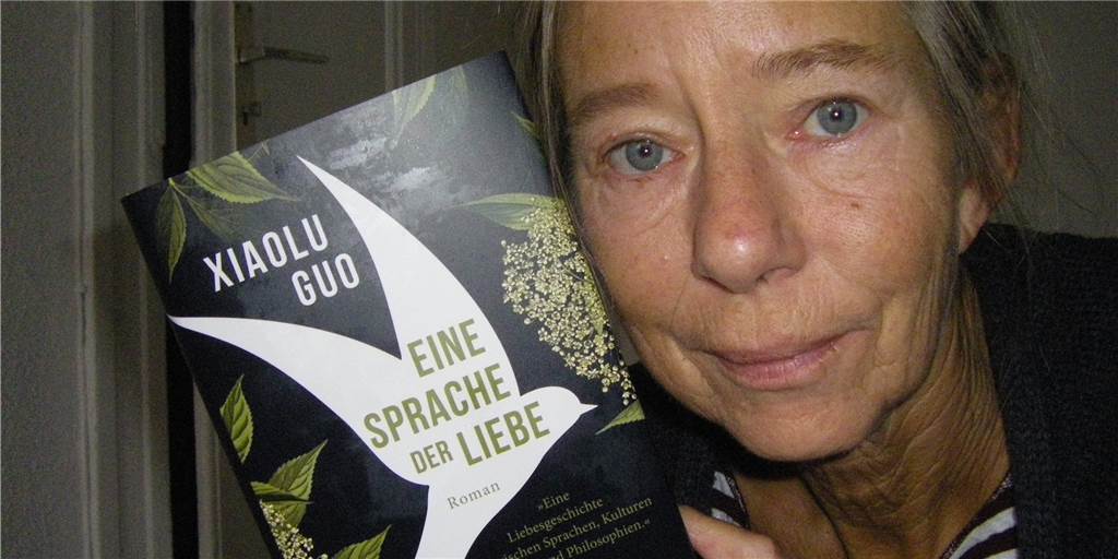 Buchtipp: Eine poetische Annäherung zwischen Ost und West Eine poetische Liebesgeschichte im ganz eigenen Tonfall hat die Autorin Xiaolu Guo mit ihrem „Eine Sprache der Liebe“ geschrieben, meint Buchrezensentin Britta Helmbold.