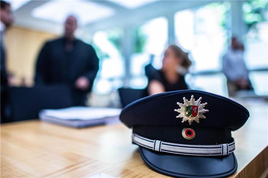 Polizisten ließen sich halbe Million Überstunden auszahlen Eine Polizeimütze liegt auf dem Tisch einer Klägerin beim Oberverwaltungsgericht. Foto: Guido Kirchner/Archiv