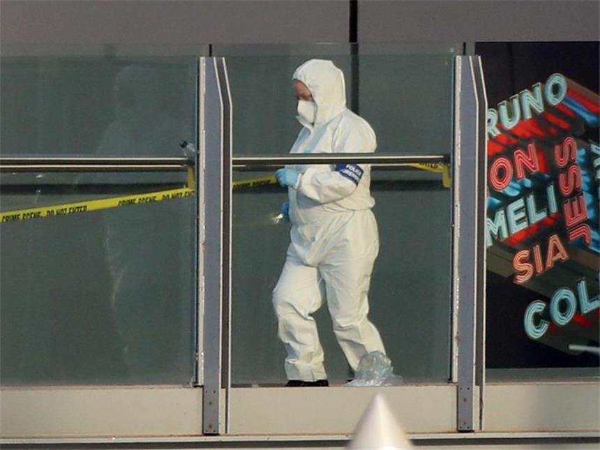 Polizei nach Manchester-Anschlag: Abedi hatte Hintermänner Eine Polizistin in einem weißen Overall passiert die Brücke, die die Manchester Arena mit der Victoria Station verbindet. Foto: Danny Lawson/PA Wire