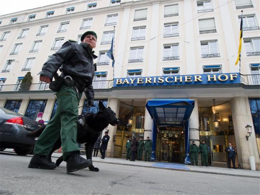 Von der Leyen bekräftigt Deutschlands Führungsbereitschaft Eine Polizistin und ihr Diensthund vor Beginn der Sicherheitskonferenz im Hotel Bayerischer Hof: Foto: Tobias Hase