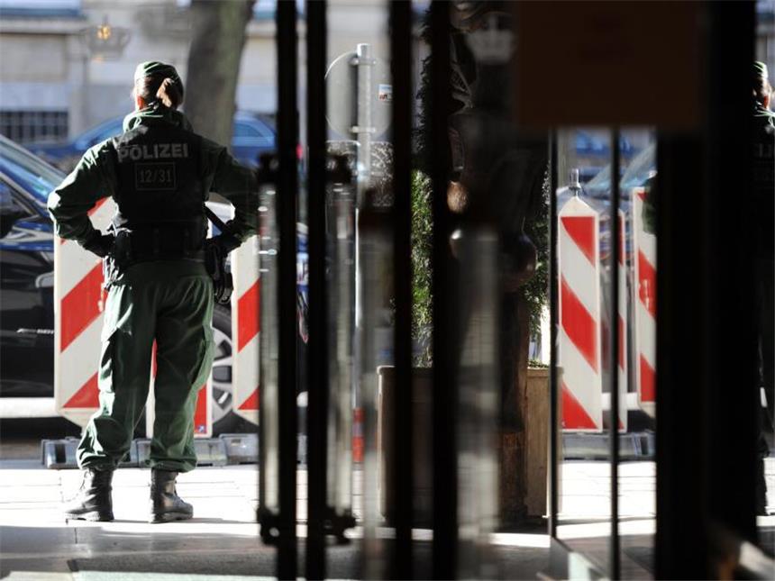 Von der Leyen bekräftigt Deutschlands Führungsbereitschaft Eine Polizistin vor dem Hotel Bayerischer Hof während einer Sicherheitskonferenz in München. Foto: Andreas Gebert/Archiv