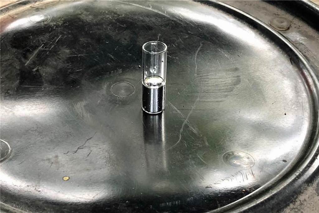 Dorstener putzt Waffen im Garten - und führt die Polizei zum Quecksilber in der Lippe Eine Probe der verdächtigen Substanz aus der Lippe, bei der es sich ersten Tests zufolge um Quecksilber handelt.