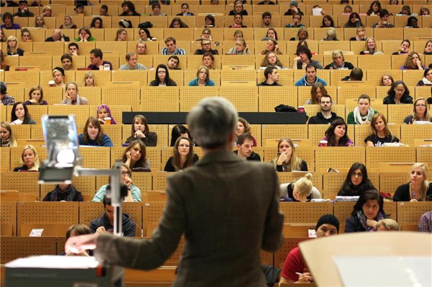 Mehr Habilitationen in NRW: langer Weg zur Professur Eine Professorin hält eine Vorlesung. Foto: Fabian Stratenschulte/Archiv