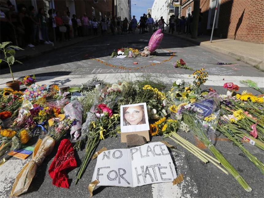 Trumps späte Einsicht kann Proteste nicht stoppen Eine provisorische Gedenkstätte mit Blumen und dem Foto des Opfers Heather Heyer in Charlottesville.