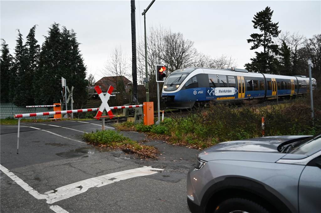 Personalaufwendige Lösung für fehlende Bahnschranke in Wulfen Zwischenzeitlich ersetzte eine provisorische Schranke die Arbeit der beiden Bahnmitarbeiter.