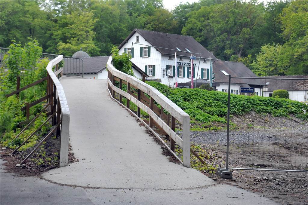 Montag beginnt ein Ausbau, der seit dem Dritten Reich geplant wurde Eine provisorische Zugangsrampe wurde noch einmal an die Fußgängerbrücke am Freischütz betoniert, die eigentlich wegen des Ausbaus der B236 abgerissen werden soll.