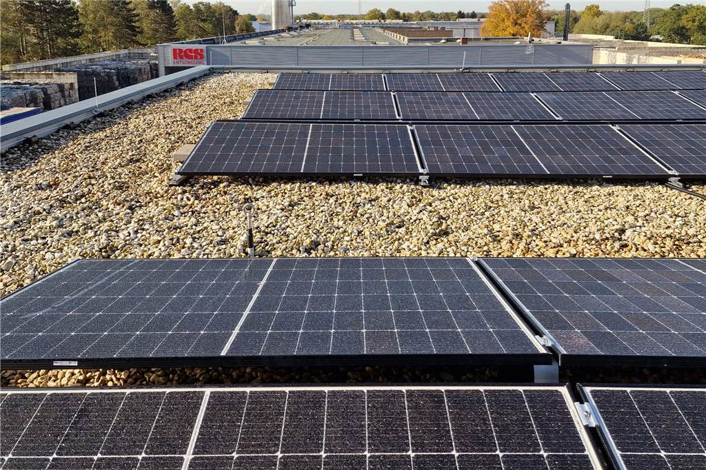 Heizen mit Schredderholz: RCS will 2,5 Millionen Kilowattstunden Gas einsparen Eine PV-Anlage ist im Oktober 2022 in Betrieb gegangen.